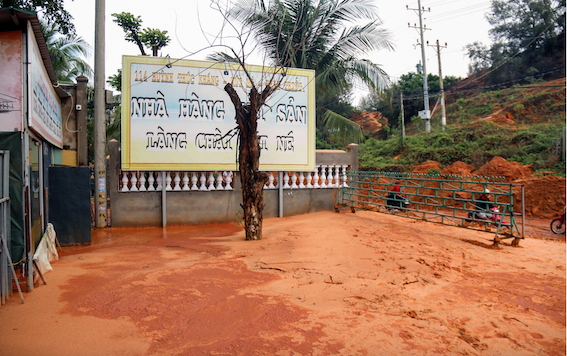 Cát[-]đỏ[-]từ[-]dự[-]án[-]Gold[-]Sand[-]Hill[-]Villa[-]tràn[-]vào[-]nhà[-]dân[-]ở[-]Mũi[-]Né